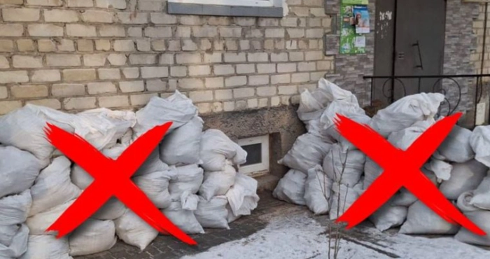 Оштрафують чоловіка, який наскладав будівельне сміття під підʼїздом у Луцьку