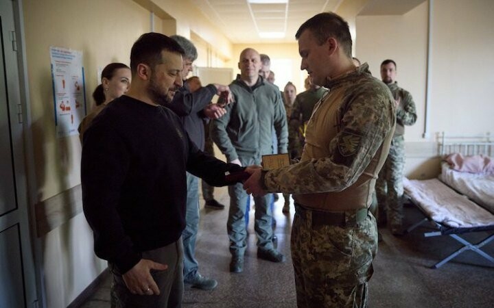 На Донеччині Зеленський відвідав медичну роту та нагородив поранених захисників