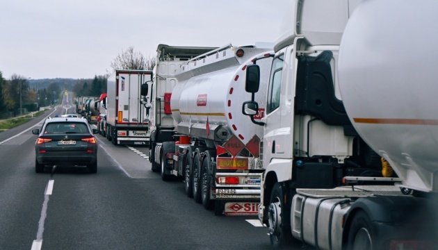На кордоні з Польщею в чергах стоять 2300 вантажівок