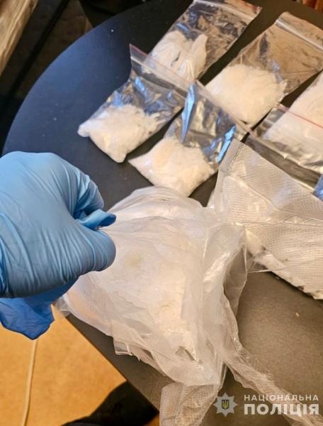 Поліція Закарпаття заблокувала міжнародний канал торгівлі наркотиками зі щомісячним доходом понад 13,5 млн грн. Затримали 10 зловмисників
