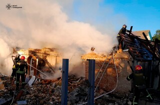 Є травмовані, виникли пожежі: фото наслідків обстрілу Київщини