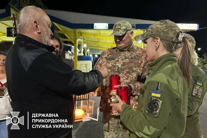Благодатний вогонь прибув до України