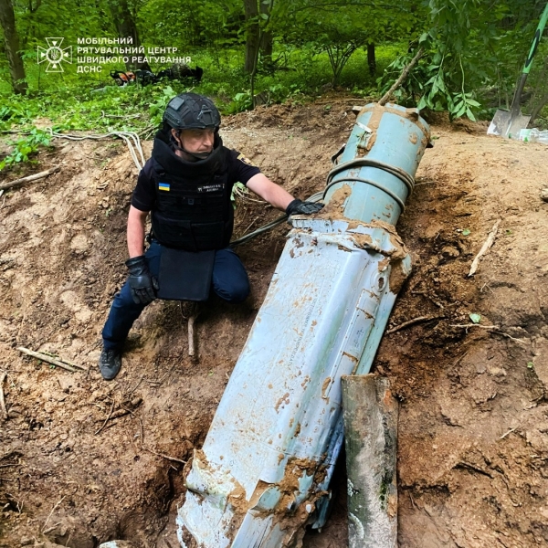 У Голосіївському районі столиці чоловік знайшов бойову частину ракети (фото)