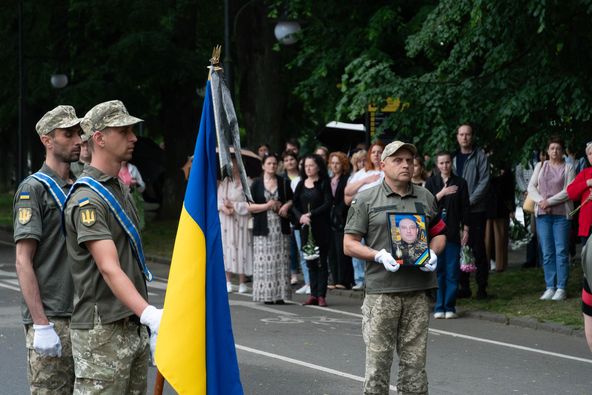 В Ужгороді сьогодні попрощалися із 45-річним солдатом, стрільцем-зенітником Юрієм Семиряжком