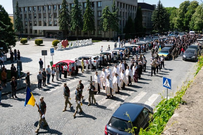 В Ужгороді сьогодні віддали шану загиблому захиснику – солдату, стрільцю-помічнику гранатометника Івану Бенці