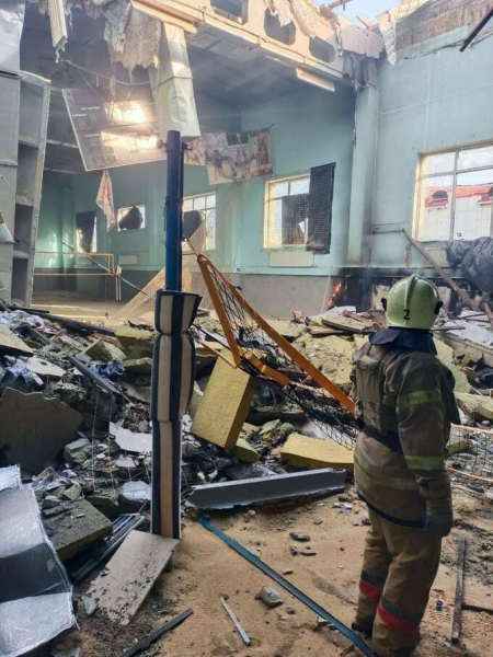 ФОТО. Окупанти зруйнували центр з пляжного волейболу в Сумах