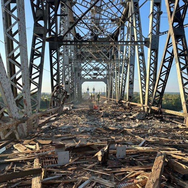 Крюківський міст після атаки: автомобільний рух відновили, залізничний — у процесі ремонту