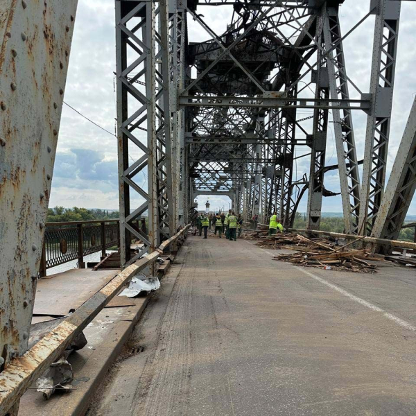 Крюківський міст після атаки: автомобільний рух відновили, залізничний — у процесі ремонту