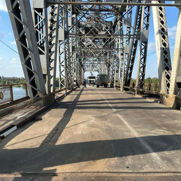 Крюківський міст після атаки: автомобільний рух відновили, залізничний — у процесі ремонту