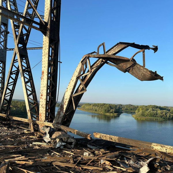 Крюківський міст після атаки: автомобільний рух відновили, залізничний — у процесі ремонту