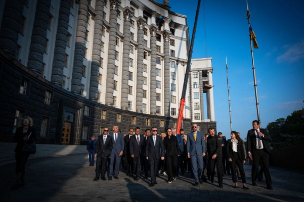 Урядовці показали іноземним дипломатам пошкоджену будівлю Кабміну в Києві