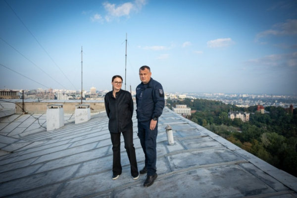 Урядовці показали іноземним дипломатам пошкоджену будівлю Кабміну в Києві