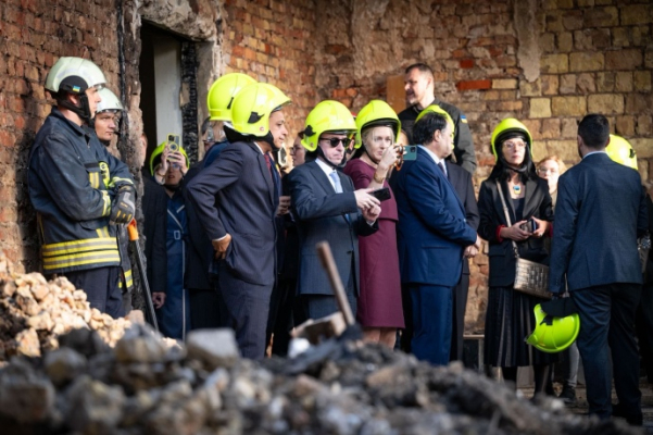 Урядовці показали іноземним дипломатам пошкоджену будівлю Кабміну в Києві
