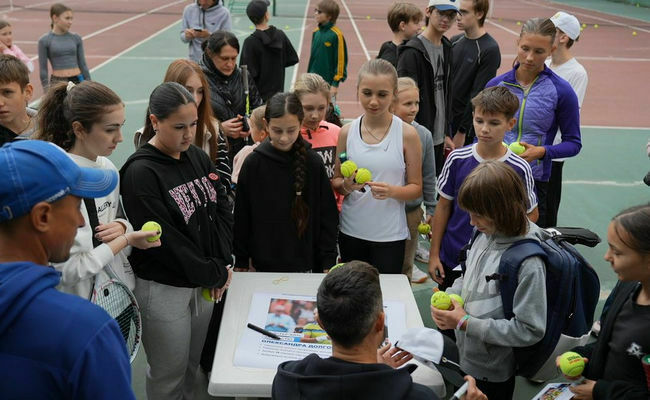 ВІДЕО. Долгополов повернувся на корт і провів майстер-клас для дітей