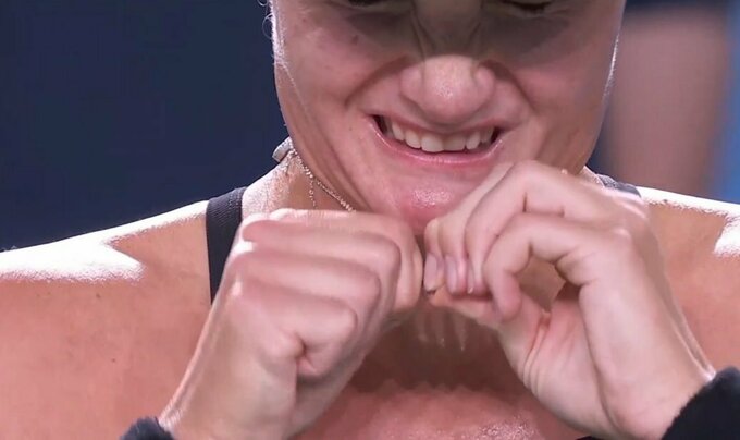 ВІДЕО. Як Ястремська боролася із намистом на шиї під час матчу з Рибакіною