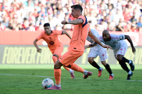 ВІДЕО. Як Левандовськи не реалізував пенальті у матчі Севілья &ndash; Барселона