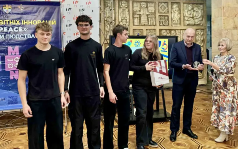 Ліцеїсти з Прикарпаття створили розумні пазли для незрячих дітей (ФОТО)