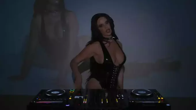 ФОТО. Найсексуальніша фанатка ЧС-2022 випустила кліп. Вогонь