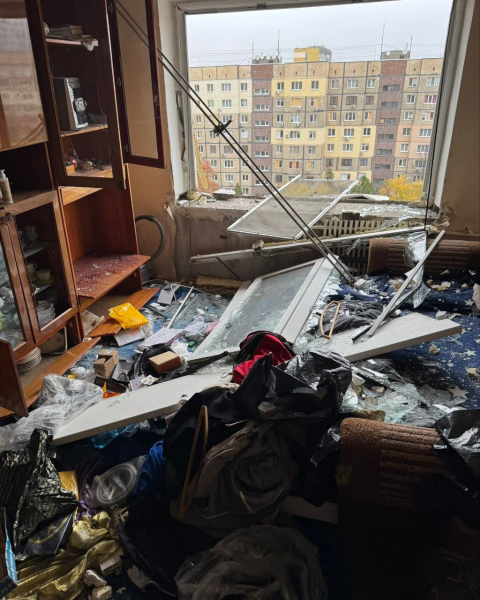 Мешканці Перемоги показали, як виглядає зсередини квартира, яка “вціліла” під час удару шахеда