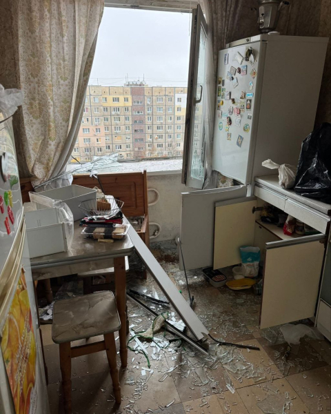 Мешканці Перемоги показали, як виглядає зсередини квартира, яка “вціліла” під час удару шахеда