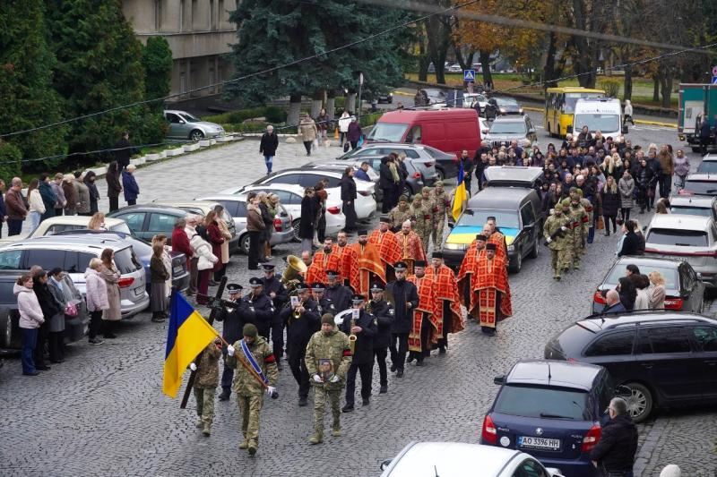 В Ужгороді сьогодні провели в останню земну дорогу 49-річного Героя Бориса Барча