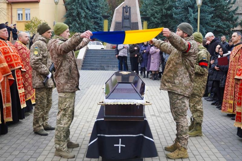 В Ужгороді сьогодні провели в останню земну дорогу 49-річного Героя Бориса Барча