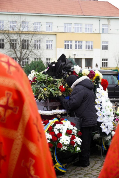 В Ужгороді сьогодні провели в останню земну дорогу 49-річного Героя Бориса Барча
