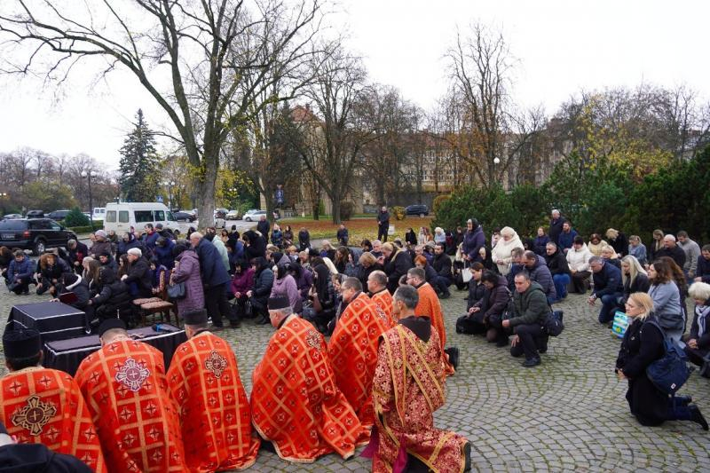 В Ужгороді сьогодні провели в останню земну дорогу 49-річного Героя Бориса Барча