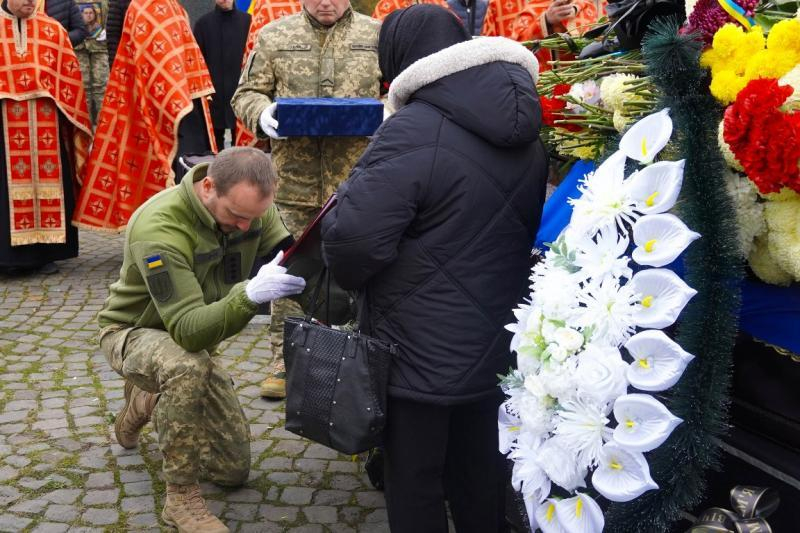 В Ужгороді сьогодні провели в останню земну дорогу 49-річного Героя Бориса Барча