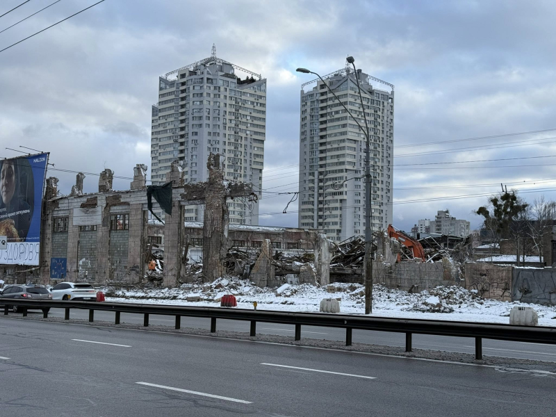 На Шулявці розпочато демонтаж історичного цеху заводу «Більшовик» (фото)