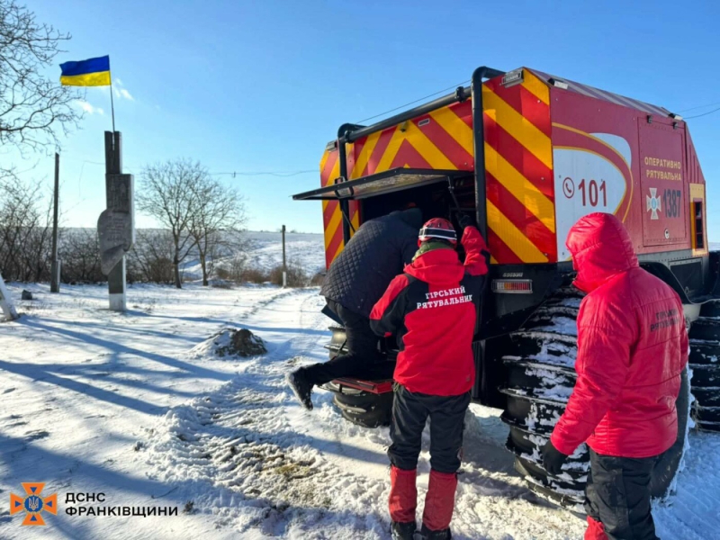 Через негоду Прикарпаття опинилося в пастці: ДСНС евакуює хворих