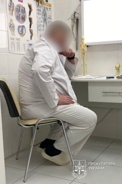 30 тис. грн за «безкоштовну» операцію воїну ЗСУ. Поліція повідомила про підозру столичному хірургу