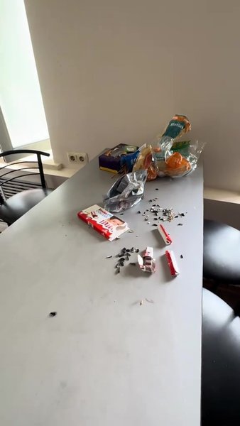 Стіл зі сміттям