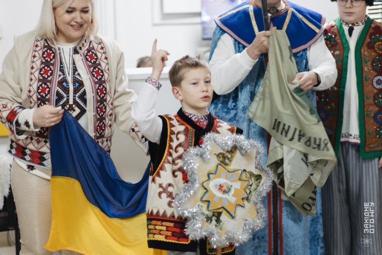 Коли Різдво приходить разом із захисниками: вертеп 26 Закарпатського полку НГУ