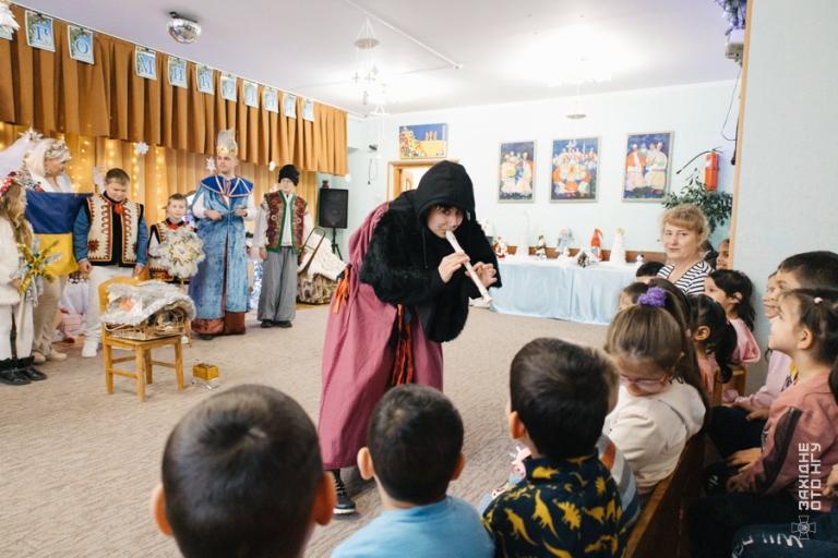 Коли Різдво приходить разом із захисниками: вертеп 26 Закарпатського полку НГУ