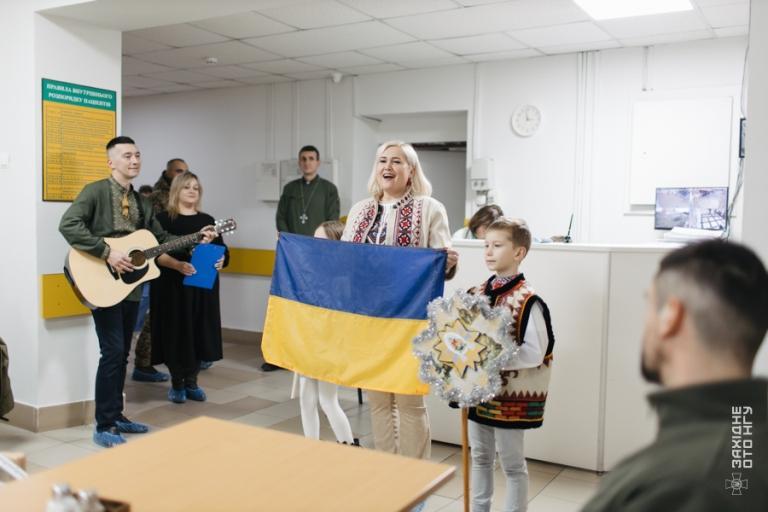 Коли Різдво приходить разом із захисниками: вертеп 26 Закарпатського полку НГУ