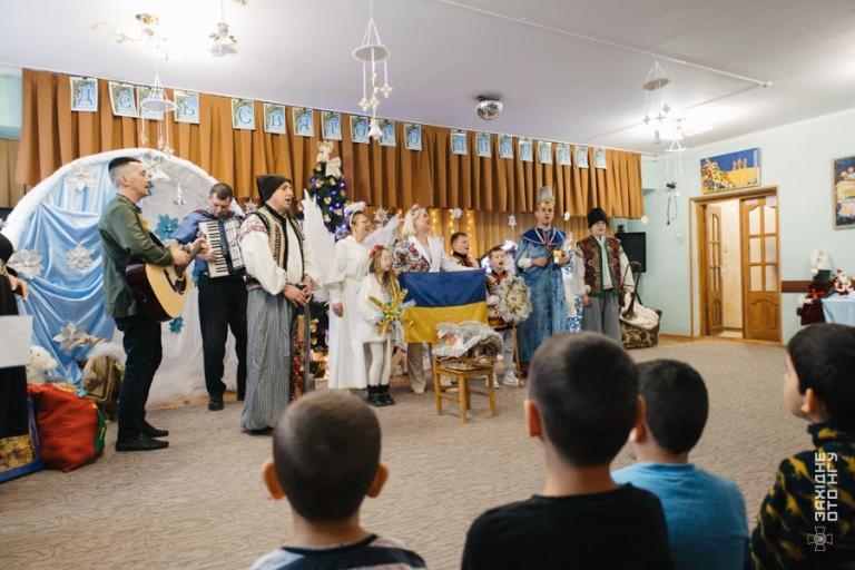 Коли Різдво приходить разом із захисниками: вертеп 26 Закарпатського полку НГУ