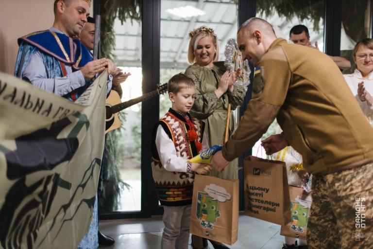 Коли Різдво приходить разом із захисниками: вертеп 26 Закарпатського полку НГУ