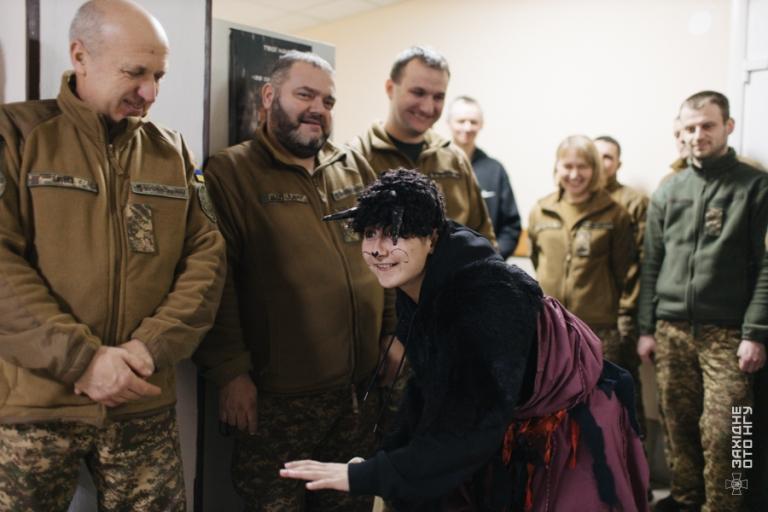 Коли Різдво приходить разом із захисниками: вертеп 26 Закарпатського полку НГУ