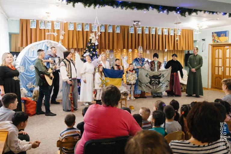 Коли Різдво приходить разом із захисниками: вертеп 26 Закарпатського полку НГУ