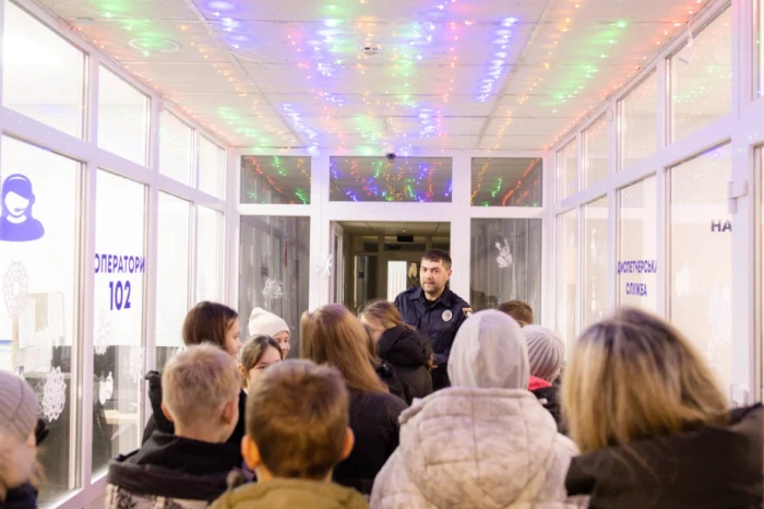 Луцьким школярам розповіли про безпеку та роботу поліції зсередини