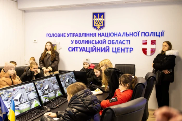 Луцьким школярам розповіли про безпеку та роботу поліції зсередини