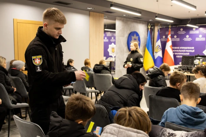 Луцьким школярам розповіли про безпеку та роботу поліції зсередини