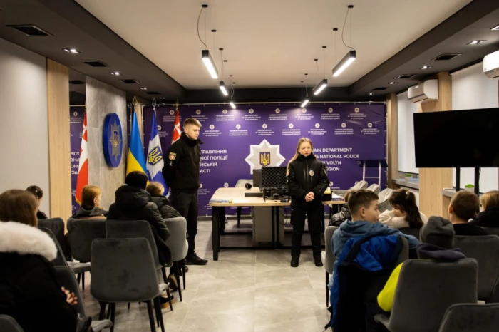 Луцьким школярам розповіли про безпеку та роботу поліції зсередини