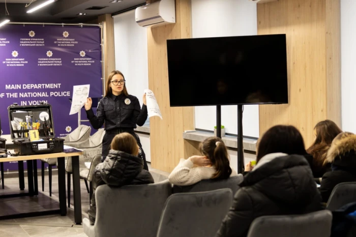 Луцьким школярам розповіли про безпеку та роботу поліції зсередини