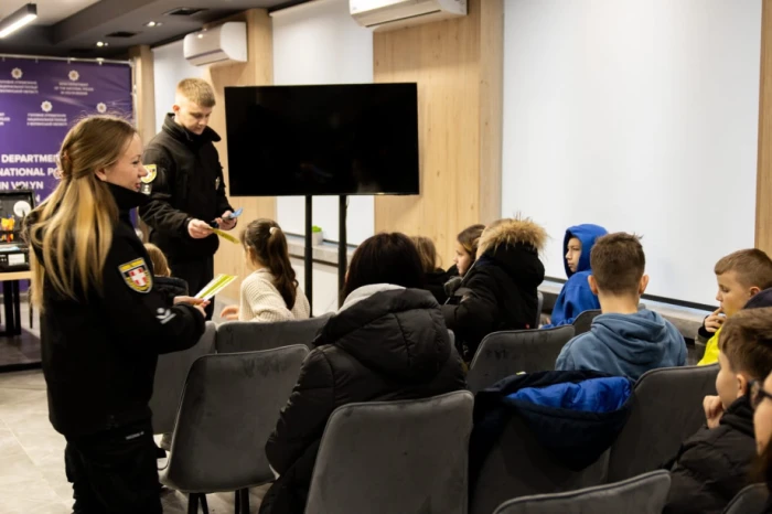 Луцьким школярам розповіли про безпеку та роботу поліції зсередини