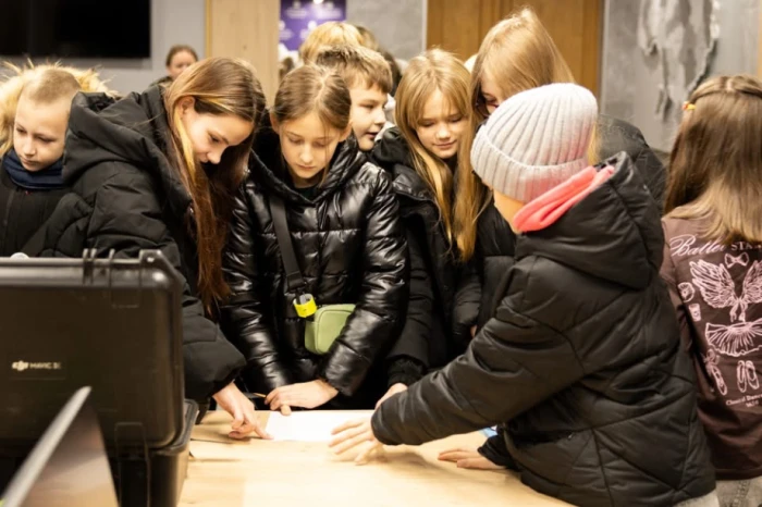 Луцьким школярам розповіли про безпеку та роботу поліції зсередини