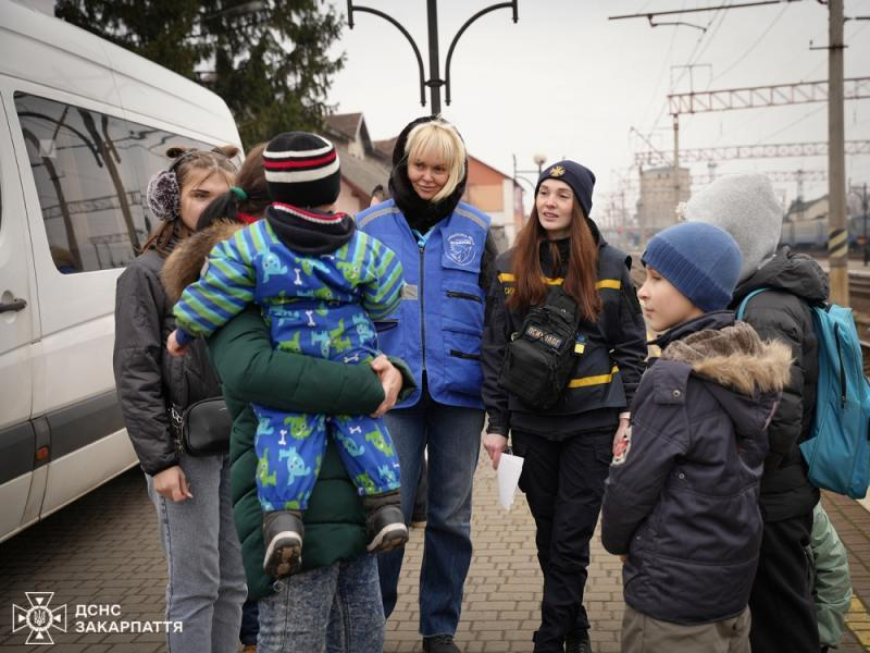 Рятувальники Закарпаття продовжують допомагати вимушено переміщеним особам