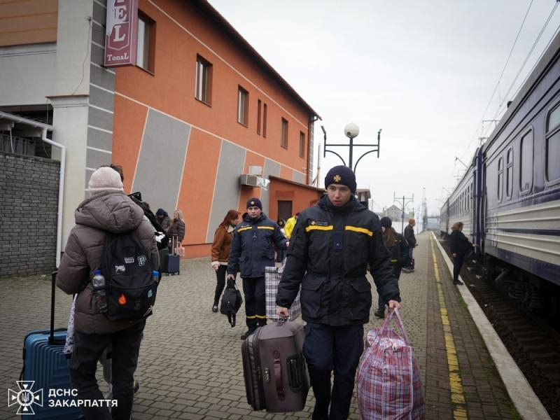 Рятувальники Закарпаття продовжують допомагати вимушено переміщеним особам