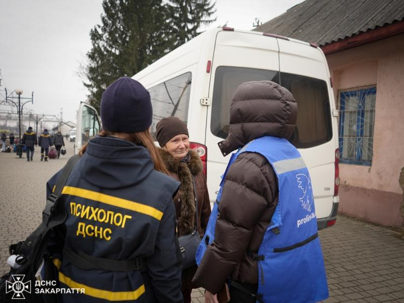 Рятувальники Закарпаття продовжують допомагати вимушено переміщеним особам